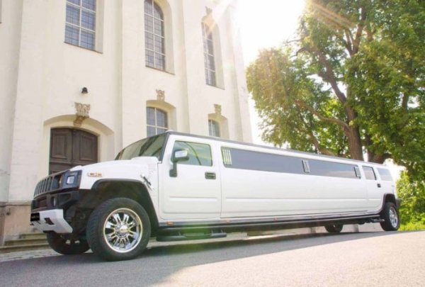 Да, и такава лимузина на базата на Hummer H2, се намира в гаража на Кадиров. Както подобава на автомобил от този клас, тя е боядисана в бяло. Придружа се, по правило, от два броя G-Klasse, от същия цвят. При други случаи обаче свитата на президента и охраната му пътуват в черни автомобили.